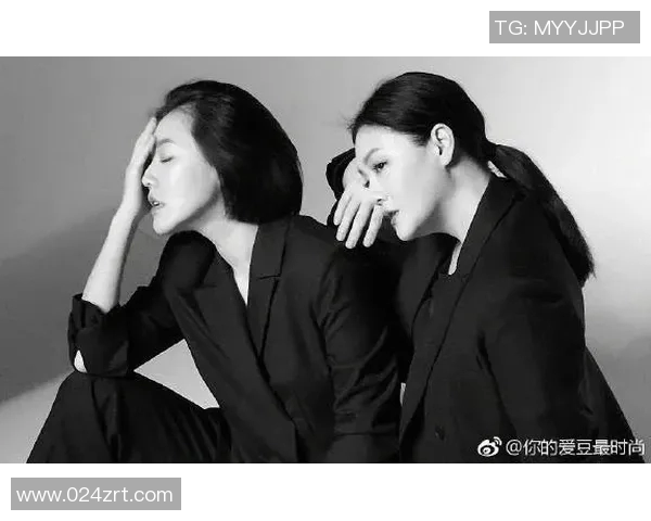 与足球明星亲密合影的女性瞬间展现魅力与激情的精彩时刻